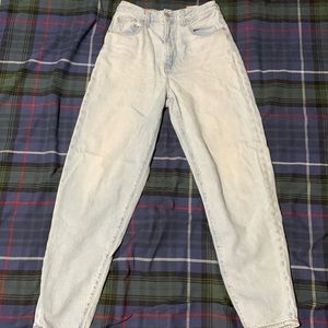 Light wash denim Levi’s mom jeans. High loose taper
